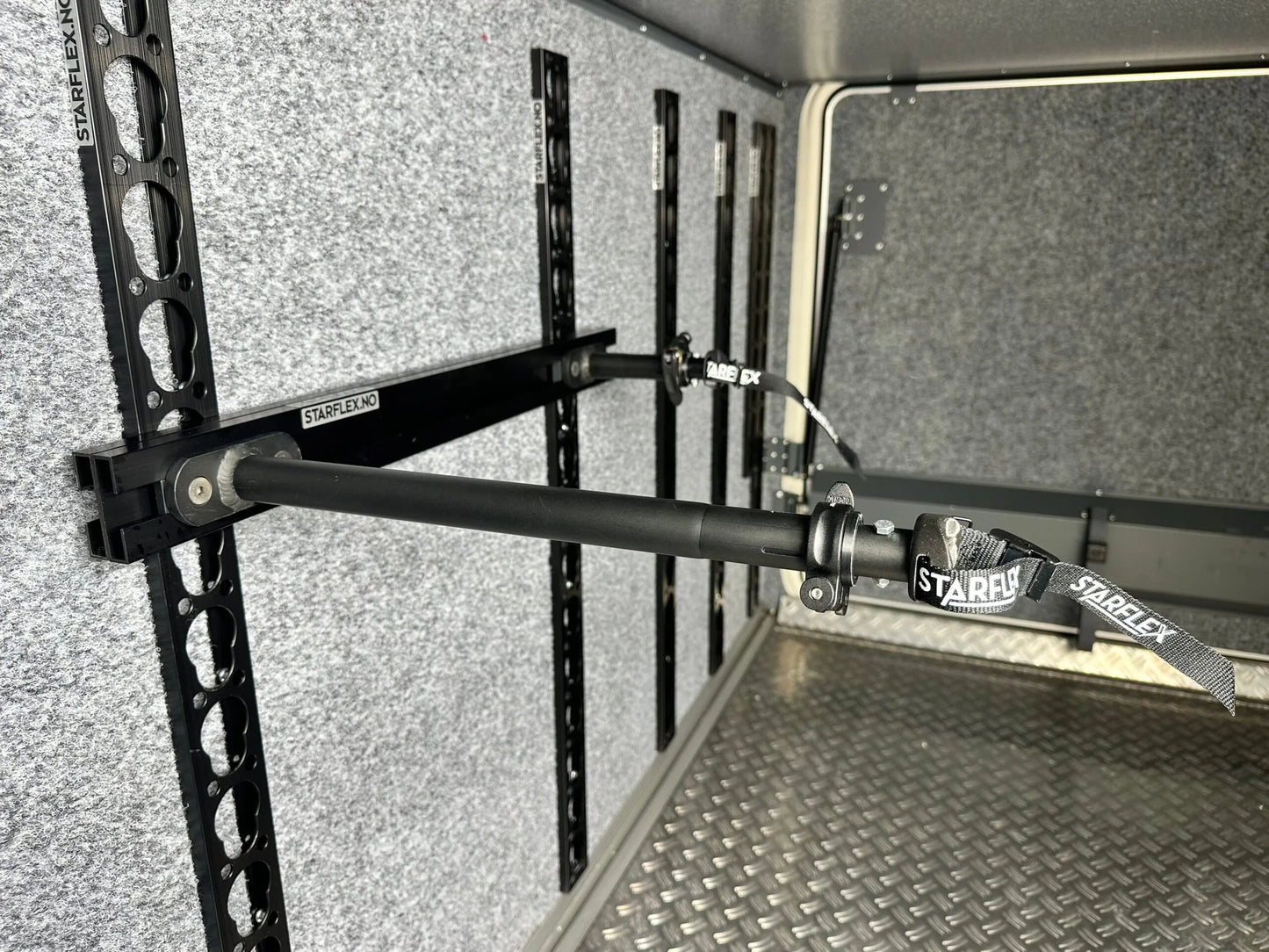 Rail horizontal pour supports de vélo