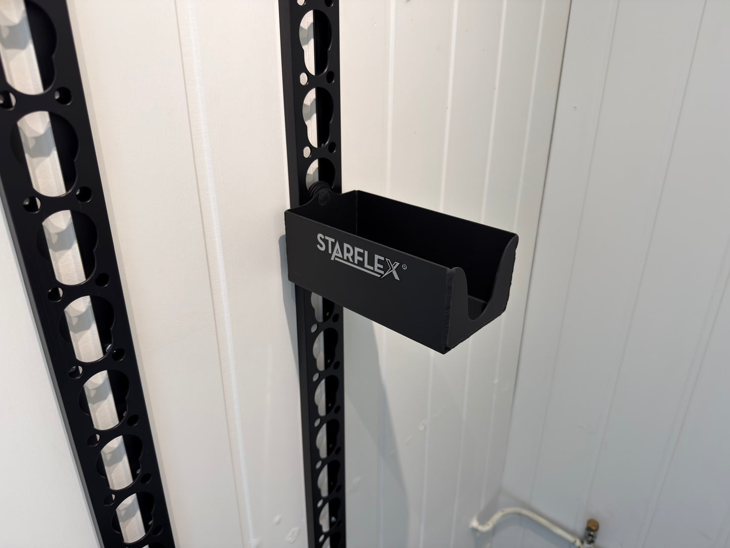 Kartongholder med frontutsparing montert på Starflex Modulskinne
