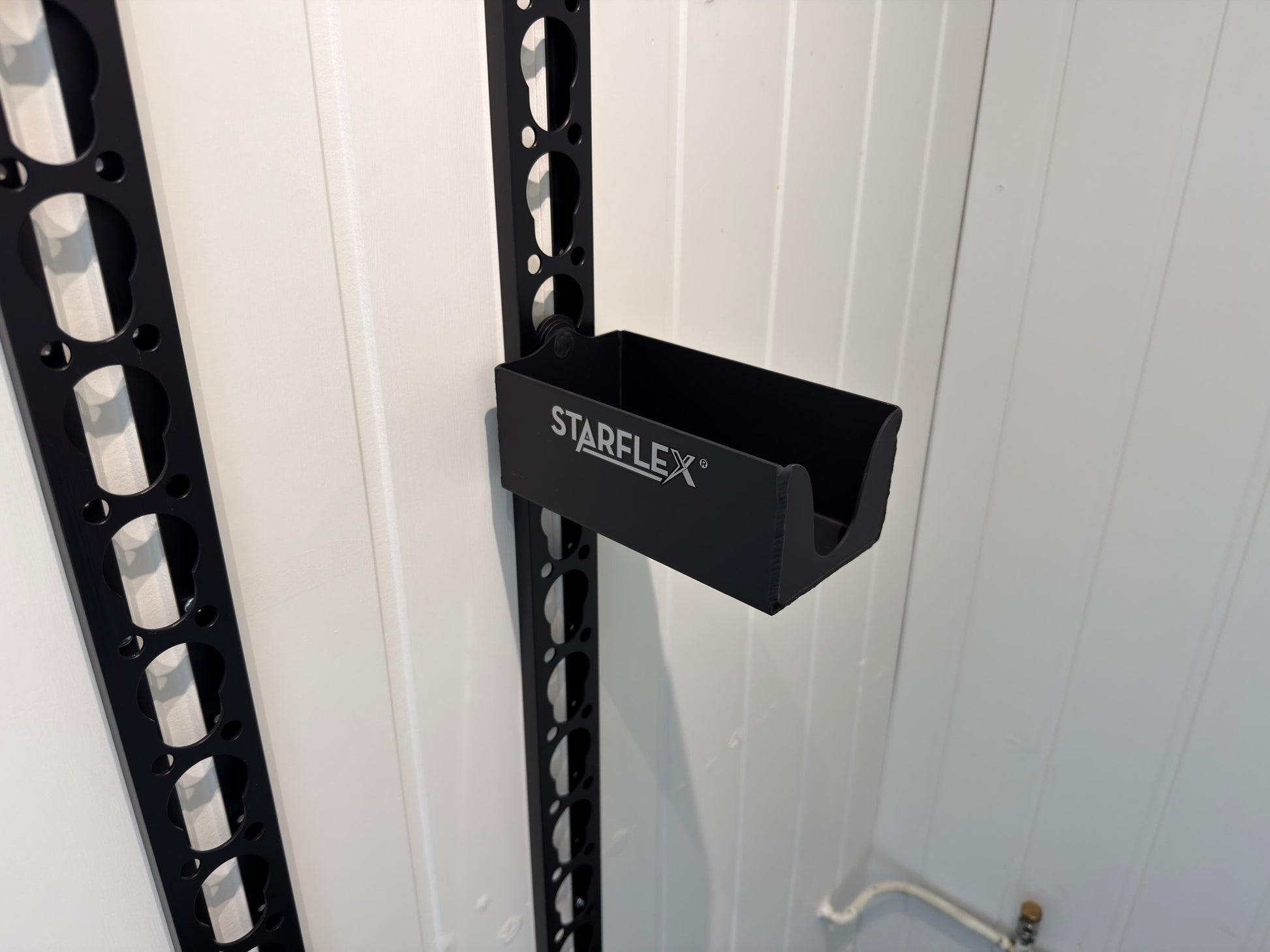 Kartongholder med frontutsparing montert på Starflex Modulskinne