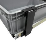 Detaljbilde av vertikal skinne og festeanordning i Starflex Carthago Euroslider pakke for stabil montering mellom gulv og tak