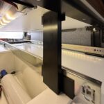 Vertikal skinne montert mellom gulv og overliggende konstruksjon for optimal kraftfordeling. Denne løsningen gir økt stabilitet og reduserer belastningen på bakre braketter ved tung last.