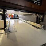 Euroslider montert direkte i gulvet med solide festebraketter. Skinnen er dimensjonert for høy belastning og sørger for jevn og stabil bevegelse ved inn- og uttrekk.