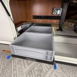 Ferdig montert Euroslider-system med euroboks plassert i skinnen. Løsningen gir full utnyttelse av dybden i lasterommet og enkel tilgang til innholdet – selv når plassen er begrenset i høyden.