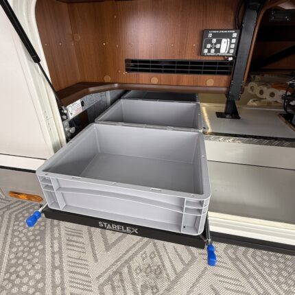 Ferdig montert Euroslider-system med euroboks plassert i skinnen. Løsningen gir full utnyttelse av dybden i lasterommet og enkel tilgang til innholdet – selv når plassen er begrenset i høyden.