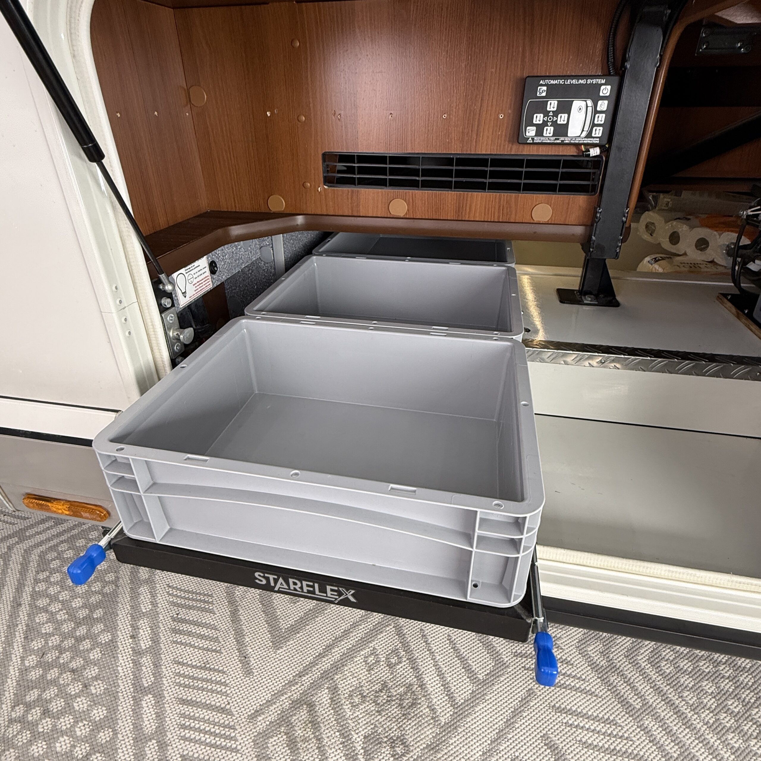 Euroslider montert i lasterom – klar til bruk Ferdig montert Euroslider-system med euroboks plassert i skinnen. Løsningen gir full utnyttelse av dybden i lasterommet og enkel tilgang til innholdet – selv når plassen er begrenset i høyden.