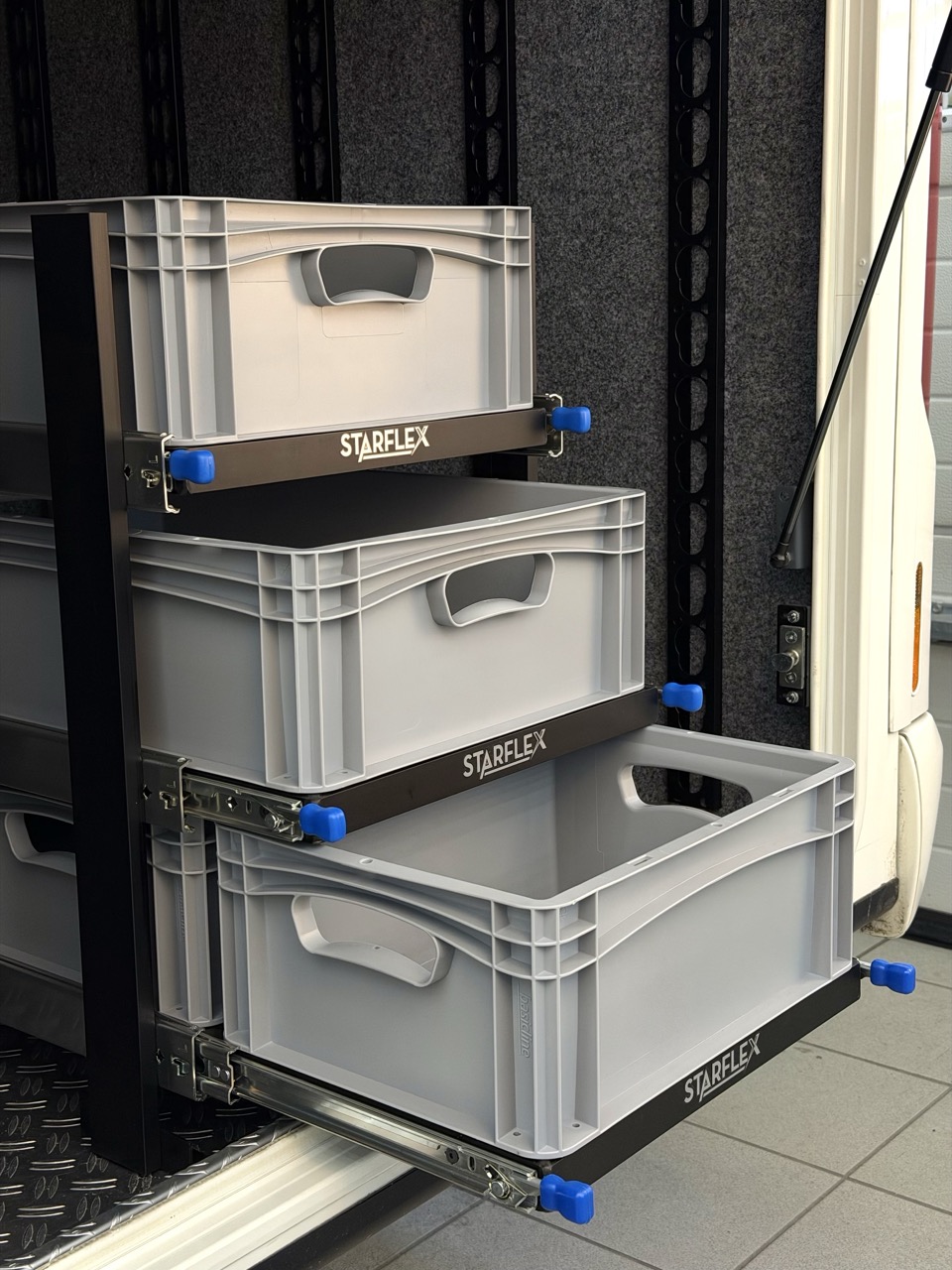 Starflex Euroslider oppbevaringssystem 3 etasjer Starflex Euroslider uttrekkbar oppbevaringsløsning med flere uttrekk i varebil