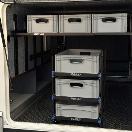 Starflex firkantet teleskoprør montert i modulskinner i bobilens lasterom med eurobokser stablet i flere nivåer for maksimal plassutnyttelse