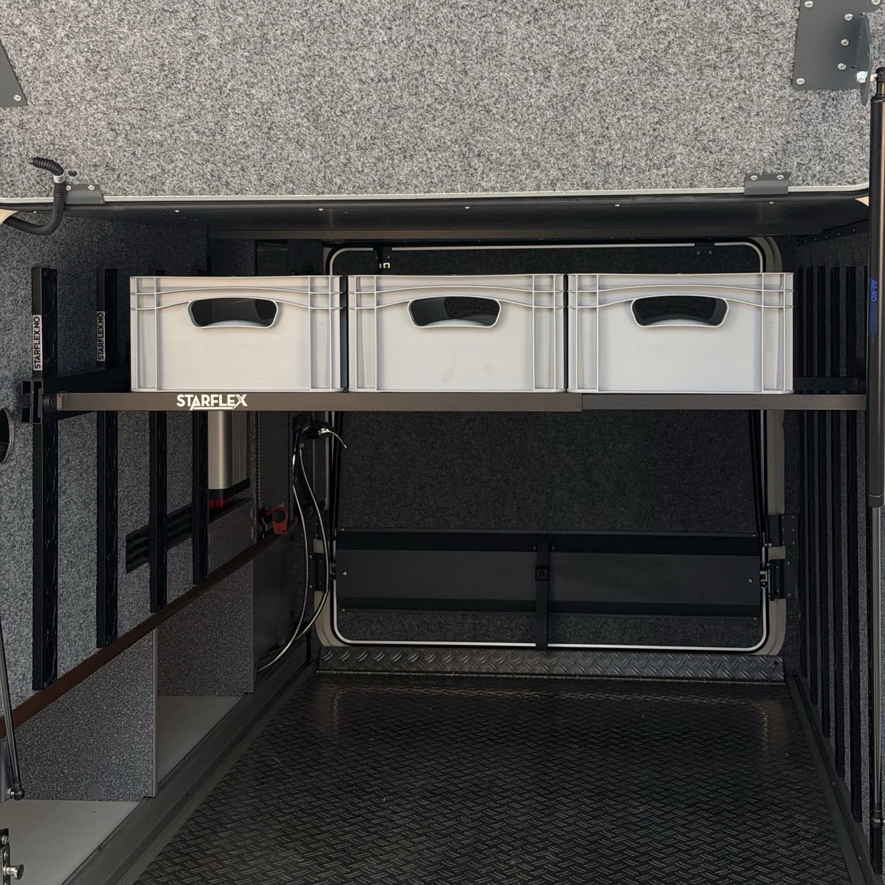 Effektiv organisering av lasterom Lasterom i bobil med Starflex teleskoprør montert på begge sider og eurobokser stablet side om side på øverste nivå.