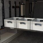 Starflex teleskoprør montert i begge sider av lasterom med eurobokser stablet i to nivåer for optimal organisering.