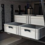 Starflex teleskoprør montert i begge sider av lasterom med eurobokser stablet i to nivåer for optimal organisering.